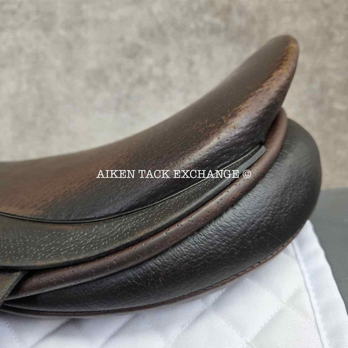 **SOLD** Ainsley Chester Jump Saddle, 17" Seat, Forward Flap, Medium Tree, Wool Flocked Panels